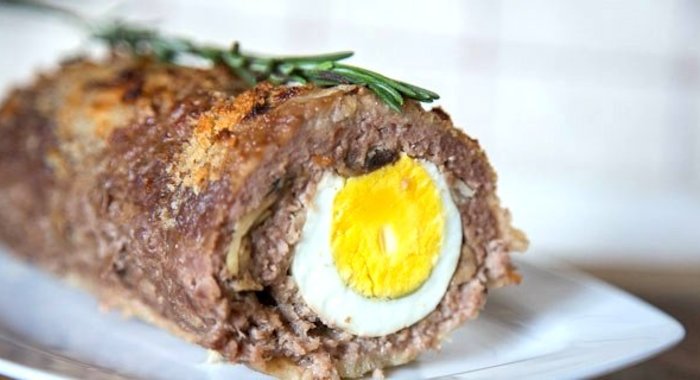 Мясной рулет с грибами и яйцом