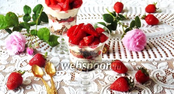 Клубничный десерт с шоколадным печеньем