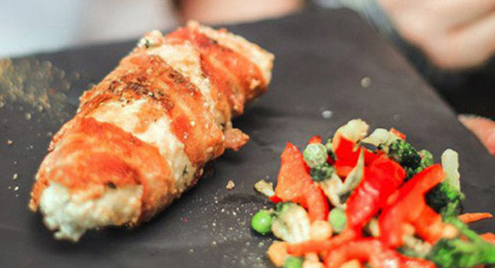 Куриный рулет с грибами и беконом