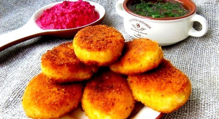 Картофельные пирожки с брынзой и свекольно-сметанным соусом