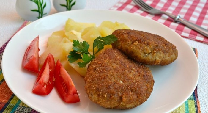 Курино-говяжьи котлеты с картофелем и баклажанами