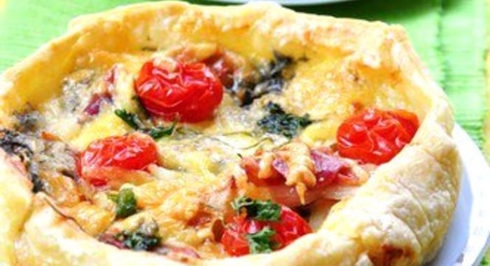 Галеты с помидорами и козьим сыром