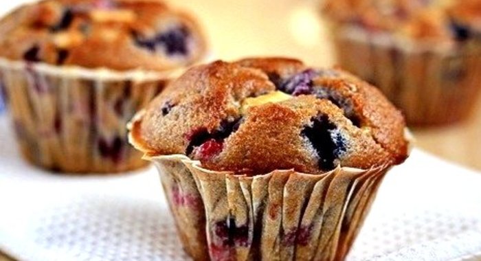 Ягодные кексы с белым шоколадом