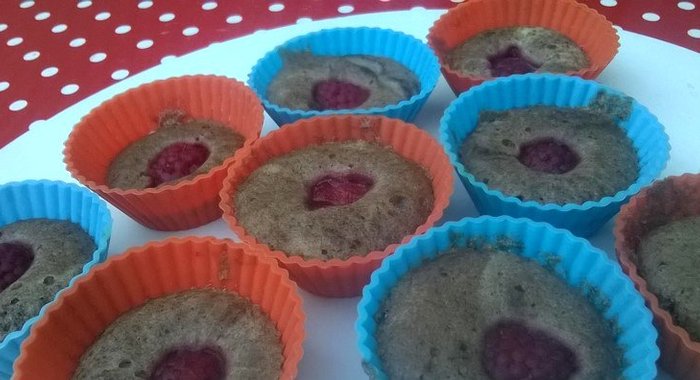 Кексы с какао и малиной на пару