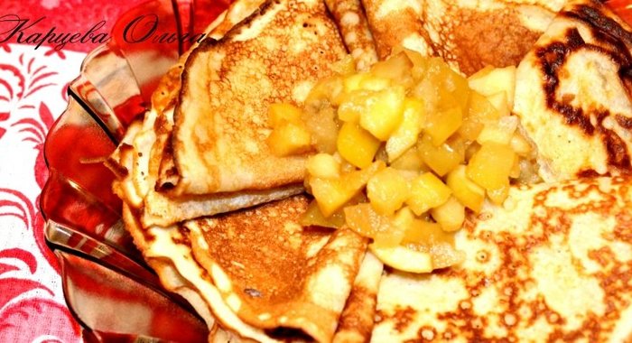 Вкусные блинчики с горячей яблочной начинкой.