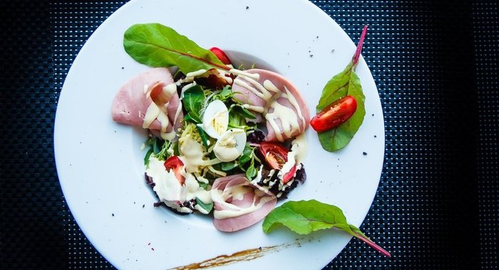 Салат с ветчиной и сыром