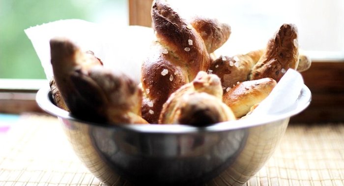 Булочки-косички с льняными семечками и солью