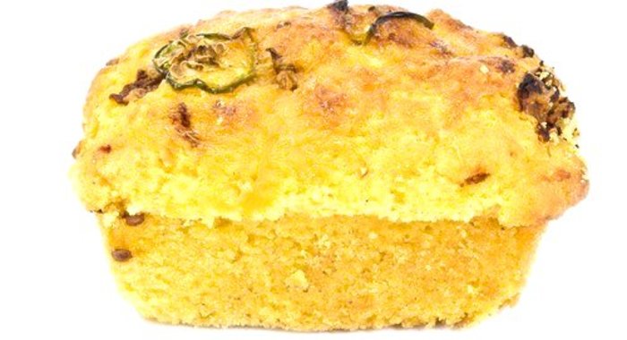 Кукурузный хлеб с чеддером, халапеньо и зеленым луком
