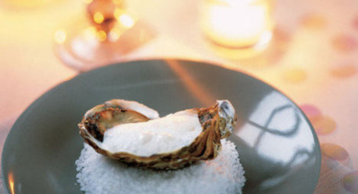 Устрицы с муссом камамбер