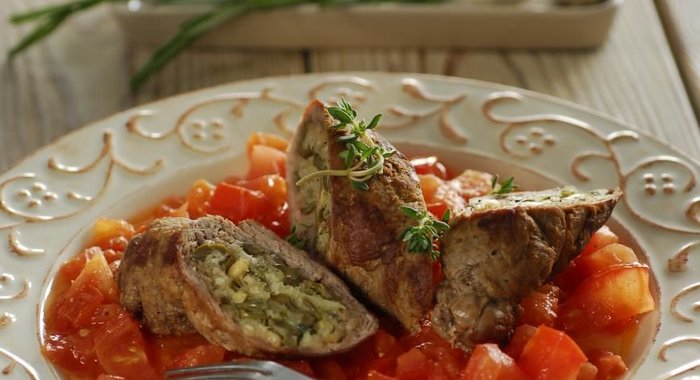 Рулеты из свинины с зеленью