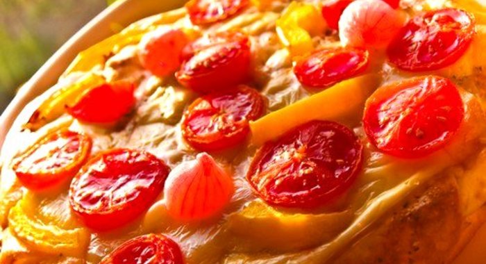 Пирог с помидорами, творожным сыром и базиликом