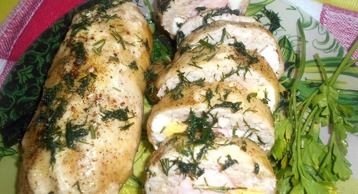Куриные рулеты с начинкой из сосисок
