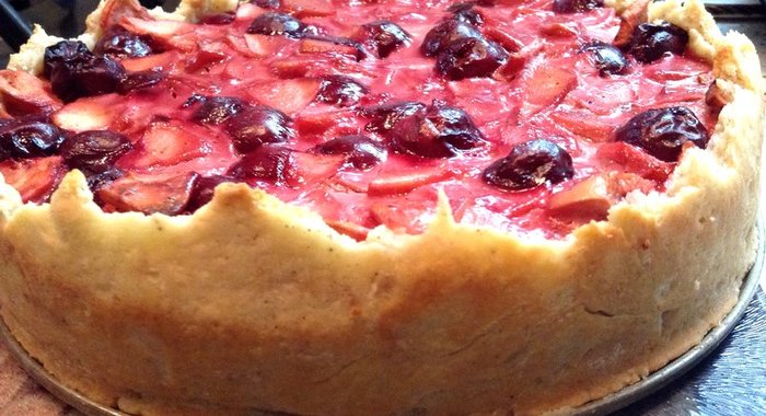 Тарт с яблоками, вишней и марципаном