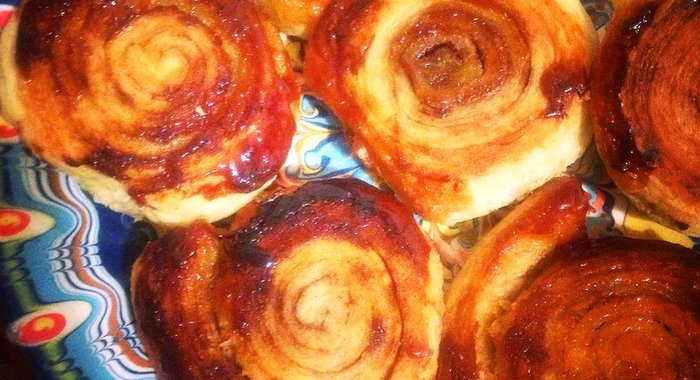 Слоеные булочки с корицей и медом