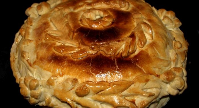 Курник из слоенного теста с блинами, грибами и курицей