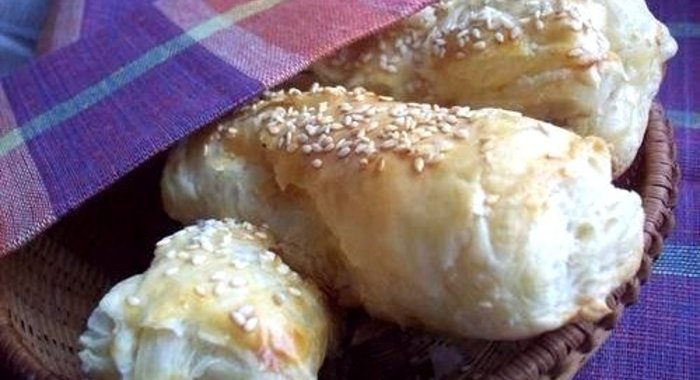 Слоеные булочки с сыром и мясом