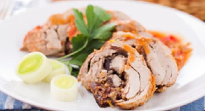 Рулет из свинины со сливами и сладким перцем