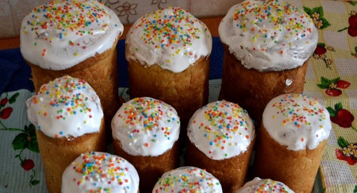 Кулич с изюмом на Пасху