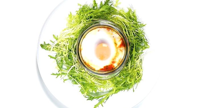 Томатная запеканка с яйцами и луком