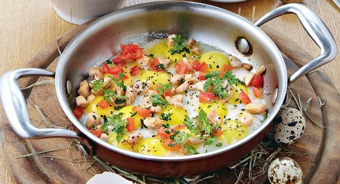 Яичница из перепелиных яиц с перепелкой