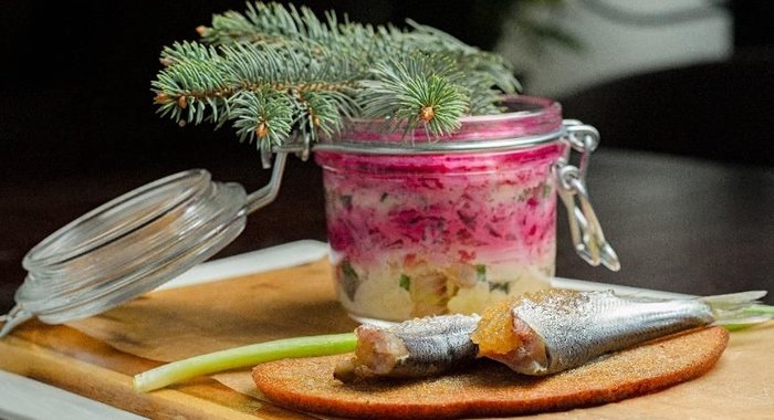 Сельдь под «шубой» с пряной килькой, фаршированной щучьей икрой на чесночном хлебе