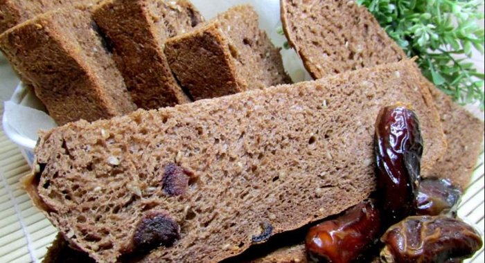 Шоколадный хлеб с кунжутом и финиками в хлебопечке