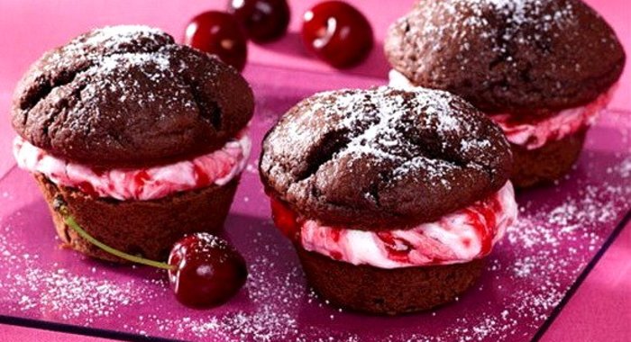 Шоколадные кексы с творожно-вишневой начинкой