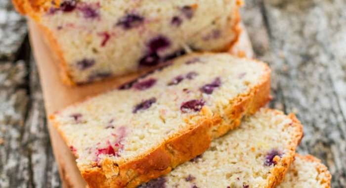 Банановый хлеб с черникой