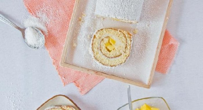 Рулет с манго и кокосовым кремом