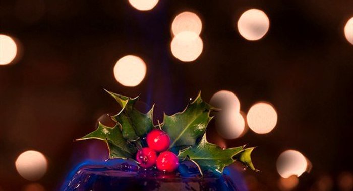 Староирландский фламбированный рождественский пудинг с виски и сухофруктами
