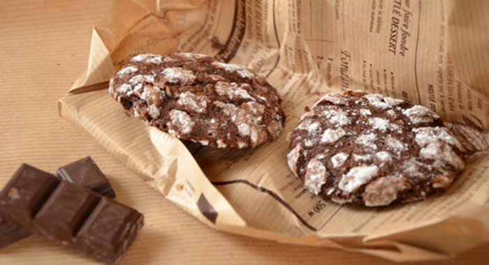 Шоколадное печенье в сахарной пудре