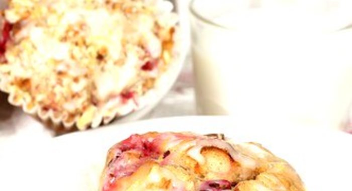 Клюквенные маффины с апельсиновой цедрой в белой апельсиновой глазури