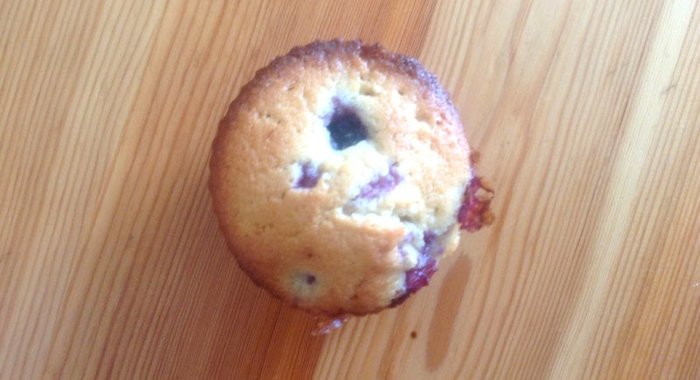 Кексы с персиками и малиной