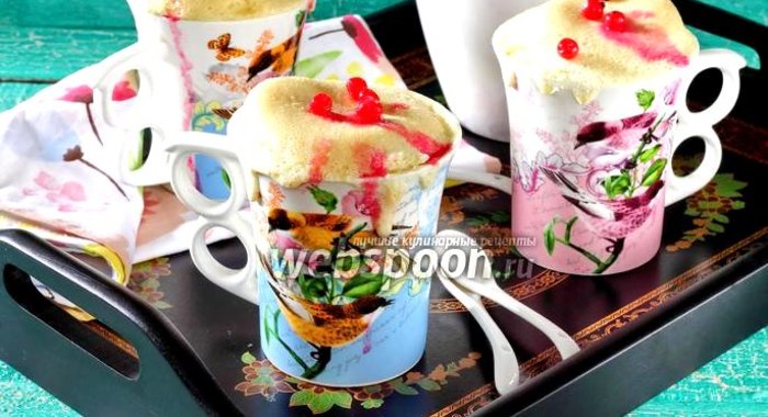 Кекс в кружке с ягодами