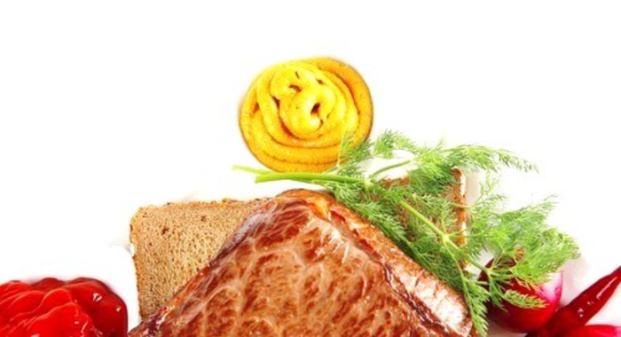 Стейк из маринованной пашины на хлебе с вялеными томатами и чесноком