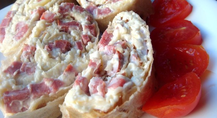Рулет из лаваша с сыром и копченой колбасой