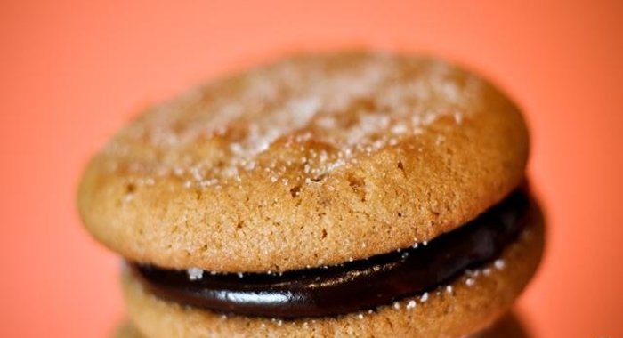 Печенье с арахисовым маслом и шоколадной начинкой