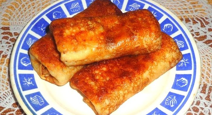 Блинные рулетики с рисом и колбасой