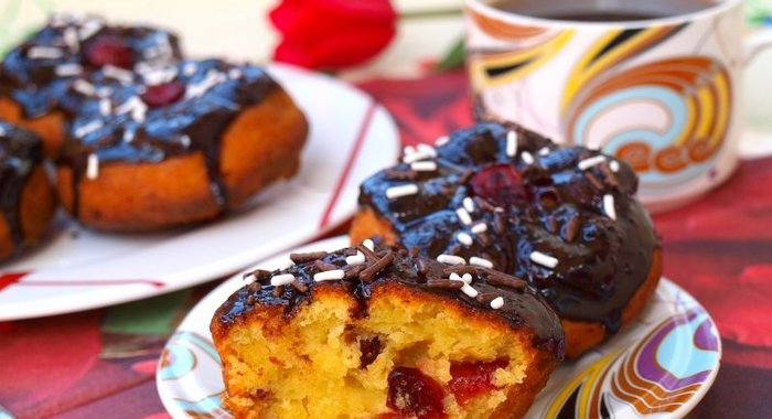 Творожные кексы с шоколадной глазурью