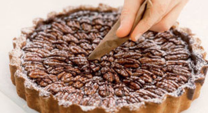 Торт пеликан с орехами пекан