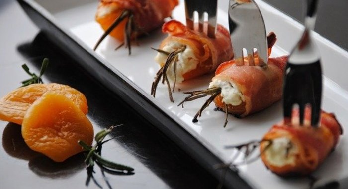 Рулетики из бекона с курагой