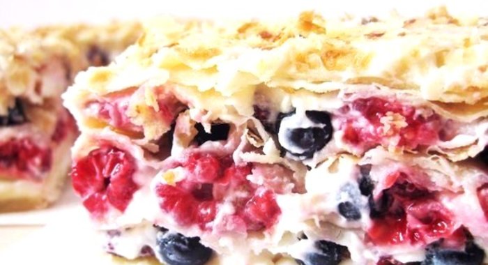 Пирог из слоеного теста со сметаной и ягодама