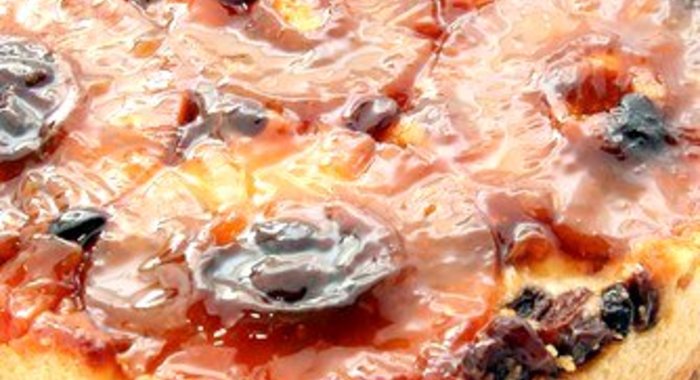 Пирог с бататом, изюмом и корицей