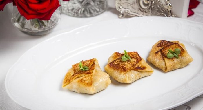 Блинчики с дичью и брусникой