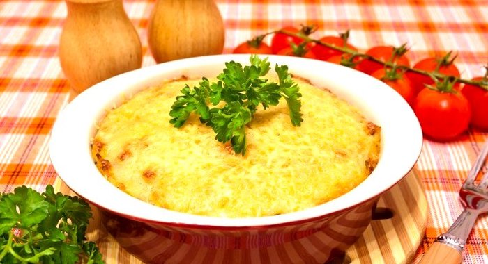 Запеканка с куриным филе, грибами и картофельным пюре