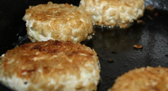 Куриные котлетки с начинкой в овсяной панировке