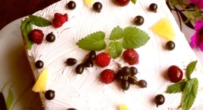Торт с кусочками фруктов