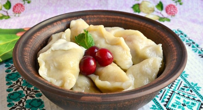 Вареники с вишнями (тесто на кефире в хлебопечке)