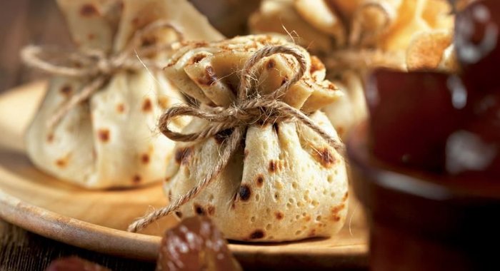 Блинные «мешочки» с финиками и орехами