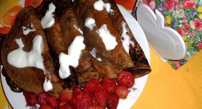 Шоколадные блинчики с ягодами